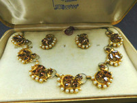 BOND BOYD 15" AMBER / PEARLS LINKED NECKLACE, CLIP EARRINGS, BOX