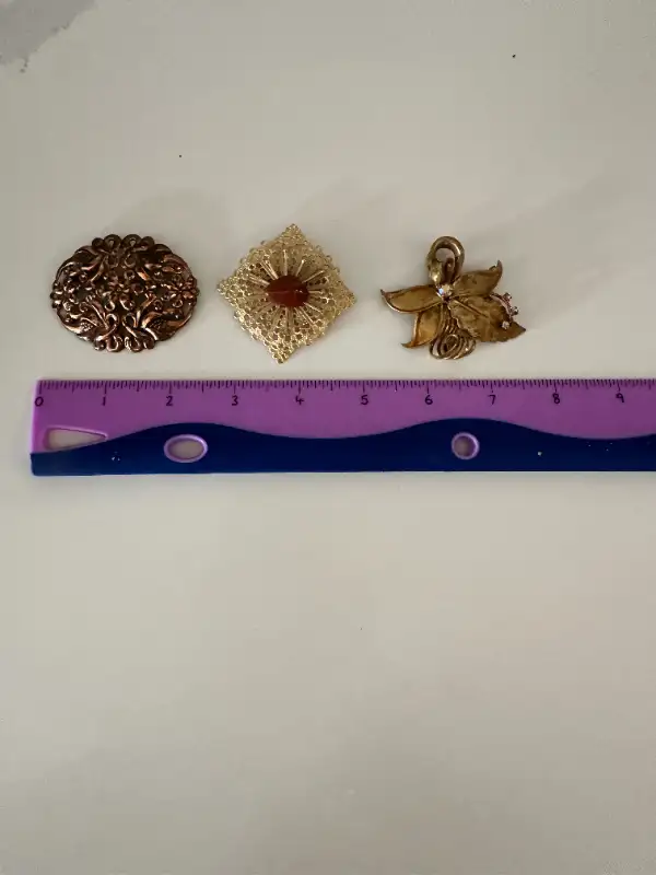 3 Vintage Gold Metal Brooches in Jewellery & Watches in Barrie - Image 4