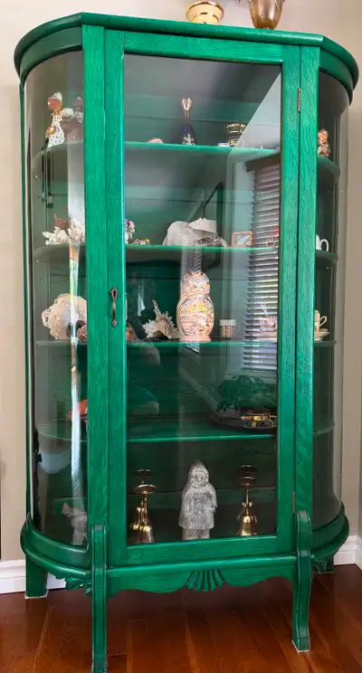Curio en chêne avec 4x tablettes en très bon état Hauteur - 62 pouces Largeur - 35 pouces
