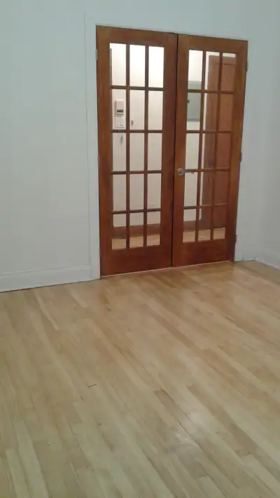 Dans un immeuble avec un certain cachet, beaux grands 5 1/2 comprenant 3 chambres fermées et 4 1/2 c...