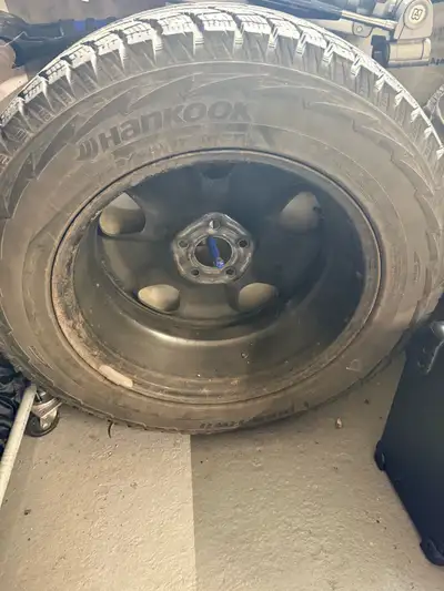 Set of 4 Hankook Pike RW 11 directional snow tires 225/ 65R-17” on steel rims off a Jeep Cherokee On...