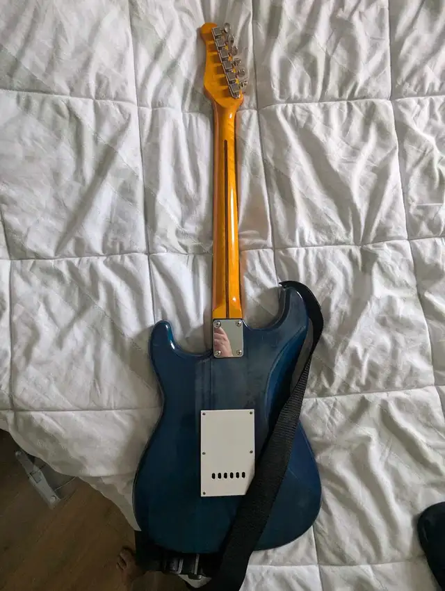 Jay Turser Stratocaster with strap62864362942083124