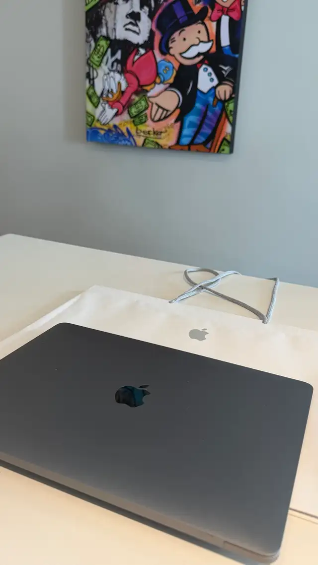 Macbook Pro 2022 M2 256gb in Laptops in City of Montréal - Image 2