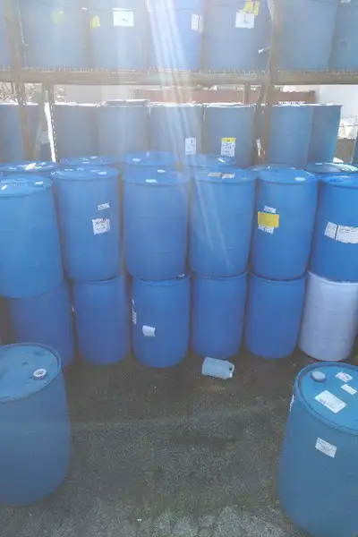 55 gallon (210 litre) plastic drums for sale. THESE DO NOT HAVE REMOVABLE LIDS--They are sealed with...
