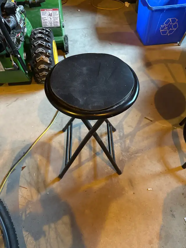 Table and stools/chairs in Dining Tables & Sets in Winnipeg - Image 5