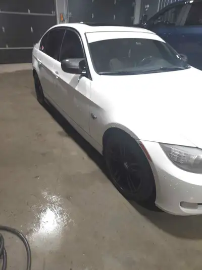 Je vends ma BMW 3 serie 2011! Cette berline sportive est équipée d'un moteur puissant et offre une e...