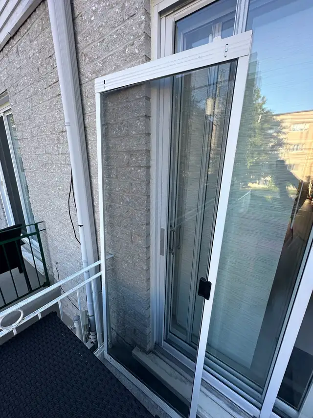 Patio door screen / moustiquaire in Windows, Doors & Trim in City of Montréal - Image 2