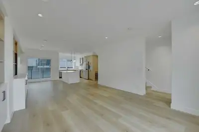 Private Entrance Room in Townhouse/2nd floor