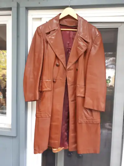 Made by Creation Crown Leather Garment Montreal. Feels like a size medium. Buttons need to be tighte...