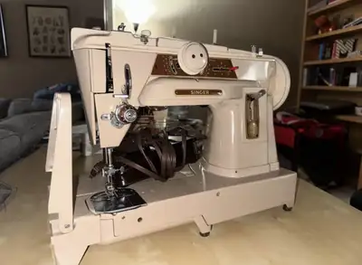 Rare Singer 421G sewing machine Willing to trade for a computer/pc of equal value I can send a video...