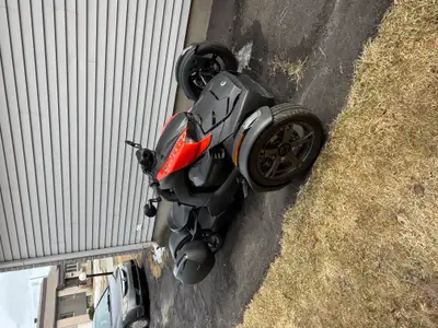 Comme neuf Avec sacoche et la toile plus casque de moto toute gratuit le prix négociable plus des in...