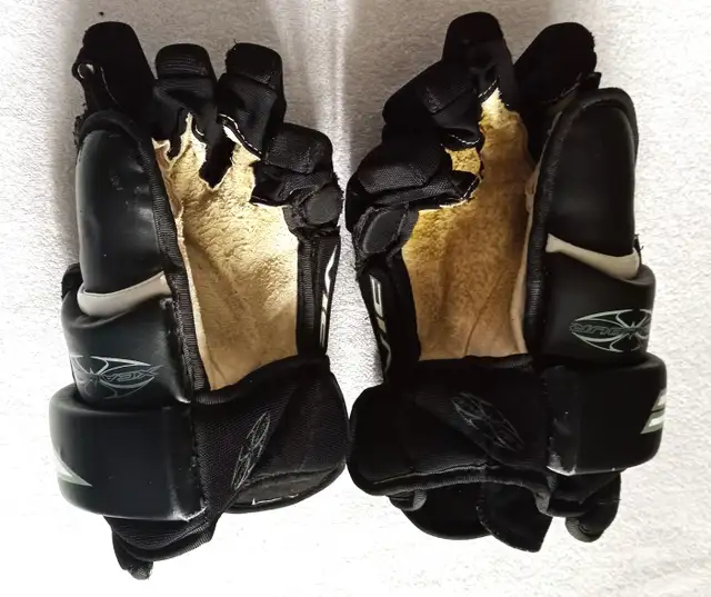 VIC XCALIBUR men's hockey gloves 14" in Hockey in London - Image 3