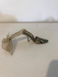 Miniature high heel shoe metallic figurine - figurine métallique