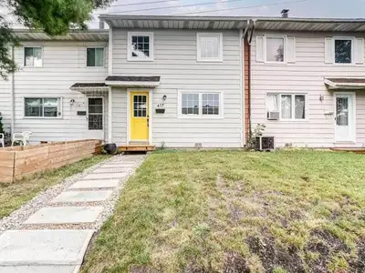 Newly renovated 3 bedroom townhouse in the middle of Gatineau. Includes washer/dryer, oven, refridge...