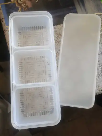 This three-section clear plastic food storage container is in good, pre-loved condition, perfect for...
