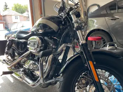 Feast your eyes on this stunning 2018 Harley-Davidson Sportster XL1200, a true embodiment of power a...