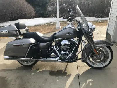 2016 Harley-Davidson Road King in MINT CONDITION, powered by the dependable 103ci Twin Cam engine. T...