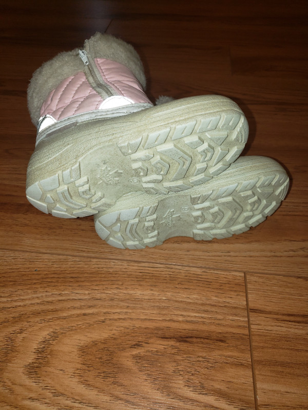 Girl's Winter Boots toddler size 9 in great used condition in Clothing - 4T in Winnipeg - Image 2
