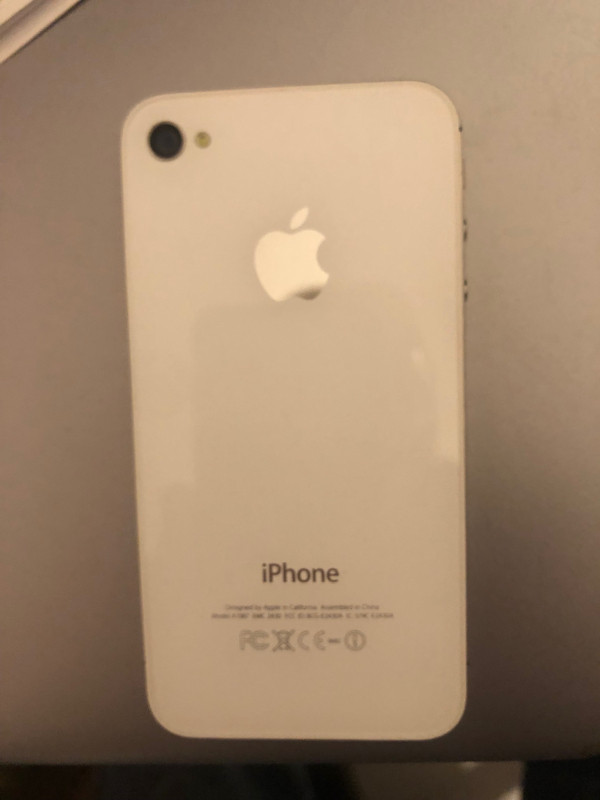 iPHONE 4s -  LIKE NEW WITH ORIGINAL BOX in Cell Phones in Markham / York Region - Image 2