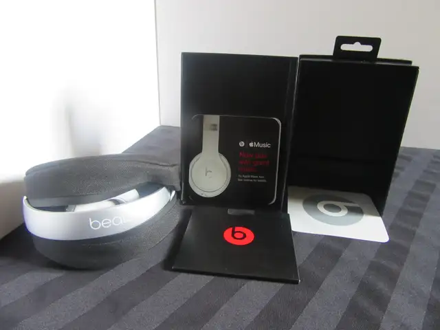 MINT Beats Solo3 Wireless Bluetooth Over-Ear Headphones in Headphones in Brockville - Image 9