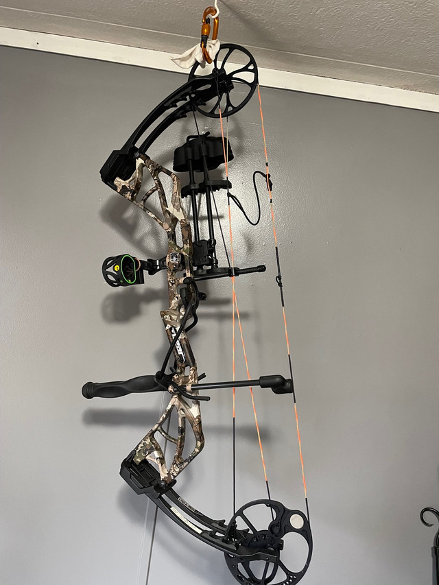 Compound bow in Fishing, Camping & Outdoors in Moncton