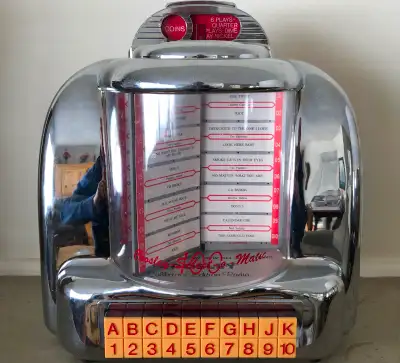 This is a replica 1950’s style Crosley Juke Box Diner Radio with tape deck, AM, FM.