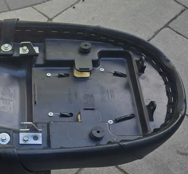 Triumph bonneville T100 King and Queen seat t100 in Other in City of Toronto - Image 4