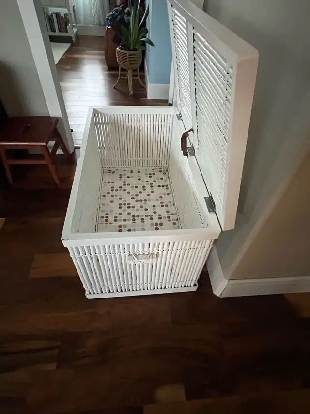 Blanket box  in Dressers & Wardrobes in Calgary - Image 4