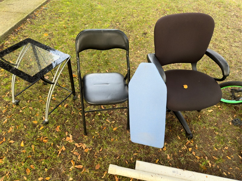 Free office chair small desk Desks St. Albert Kijiji