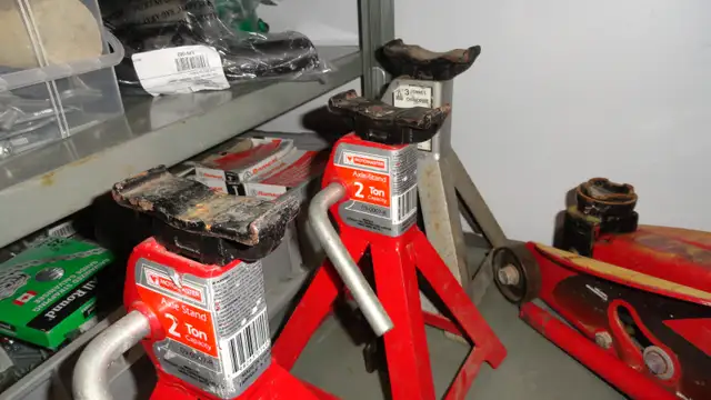 Car jack with candles473667218902896641