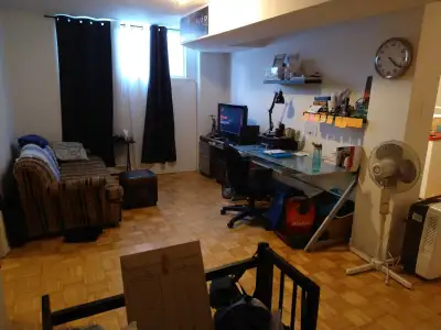 À ne pas manquer! Très Grand 3 ½ - situé à Côte-Des-Neige sur la rue Darlington- 1 000$ Par mois. **...