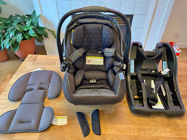 Graco SnugRide SnugLock 35 Infant Car Seat in Strollers, Carriers & Car Seats in Belleville