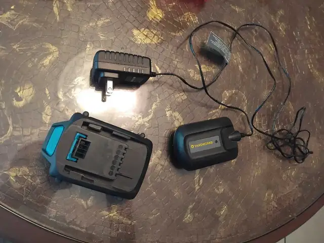 Yardworks 20 V Li-Ion battery and ac charger in Lawnmowers & Leaf Blowers in Kitchener / Waterloo - Image 2