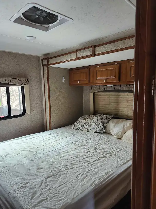 VR Coachmen 2019 in RVs & Motorhomes in Granby - Image 7
