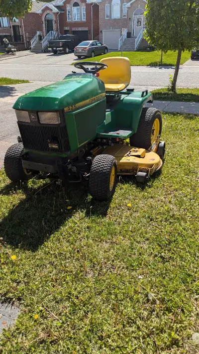 John Deere 425 AWS Tractor, 20hp Kawasaki engine that runs great, hydrostatic transmission complete...