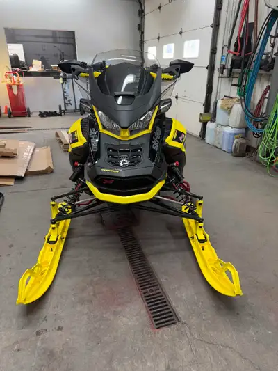Side deflectors and mirrors for Gen4 Skidoo. Used for one ride. Mirrors dont work well with my riser...