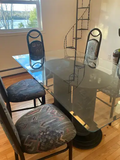 Glass top (extremely sturdy and strong) Nothing wrong with it. 6 chairs. 66” 40” 29” Pickup in Hatch...
