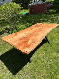 Magnifique table à manger en bois d’orme a vendre