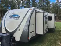 2013 Coachmen Freedom Express 297RLDS travel trailer c/w 2 slide