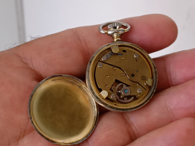 ANTIQUE  petite montre de poche GOLD CROWN non fonctionnelle dans Art et objets de collection  à Laval/Rive Nord - Image 3