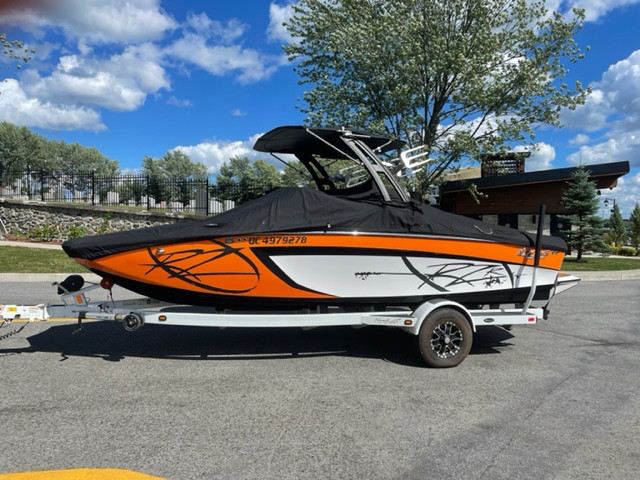 Tigé RZR 2015 (wakesurf) dans Vedettes et bateaux à moteur  à Thetford Mines