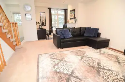 BRIGHT & SPACIOUS 3 BEDROOM TOWNHOUSE FOR RENT - RICHMOND HILL
