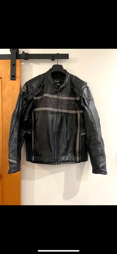Like brand new Harley Davidson Men’s Large leather jacket . Only wore for one season. Asking $300 OB...