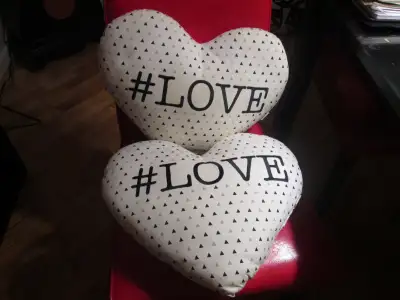 2 coussins coeur neuf 25$, View more