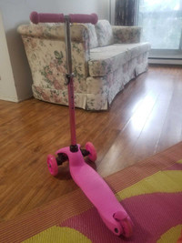 Girl's scooter with LED wheels 