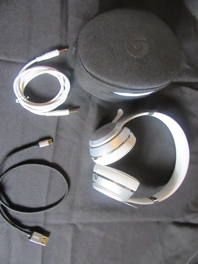 MINT Beats Solo3 Wireless Bluetooth Over-Ear Headphones in Headphones in Brockville - Image 10