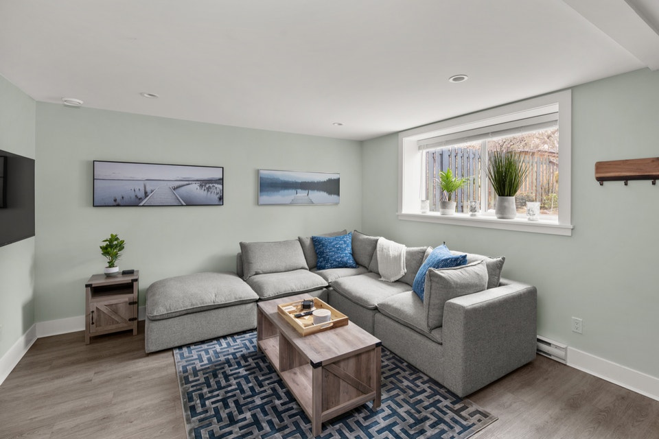 3BR FURNISHED Pet-friendly Garden Suite Steps to Oak Bay Village 4