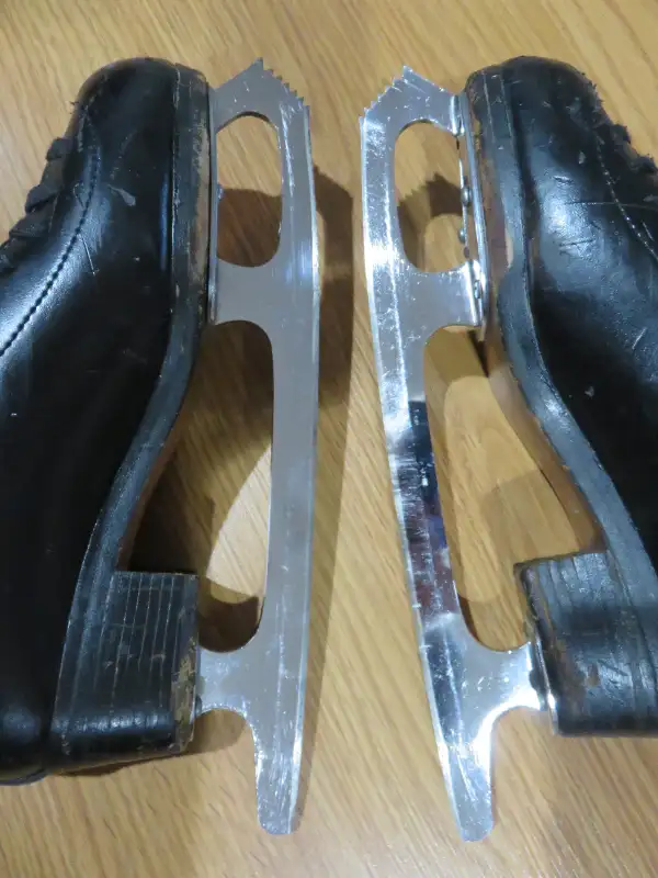 GAM Patin artistique noir taille 2-3/Size 2-3 black figure skate in Skates & Blades in City of Montréal - Image 5