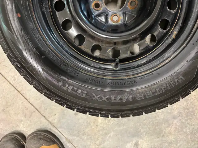 Pneus d’hiver à vendre de très bon état avec rim d’acier. in Tires & Rims in Granby - Image 8