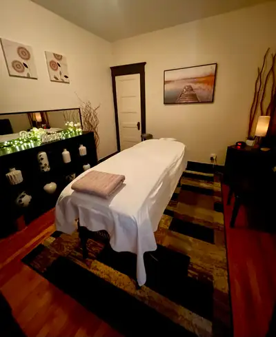 I’m a male massage therapist bilingual Massotherapeute male ici Bilingue Professional Swedish massag...